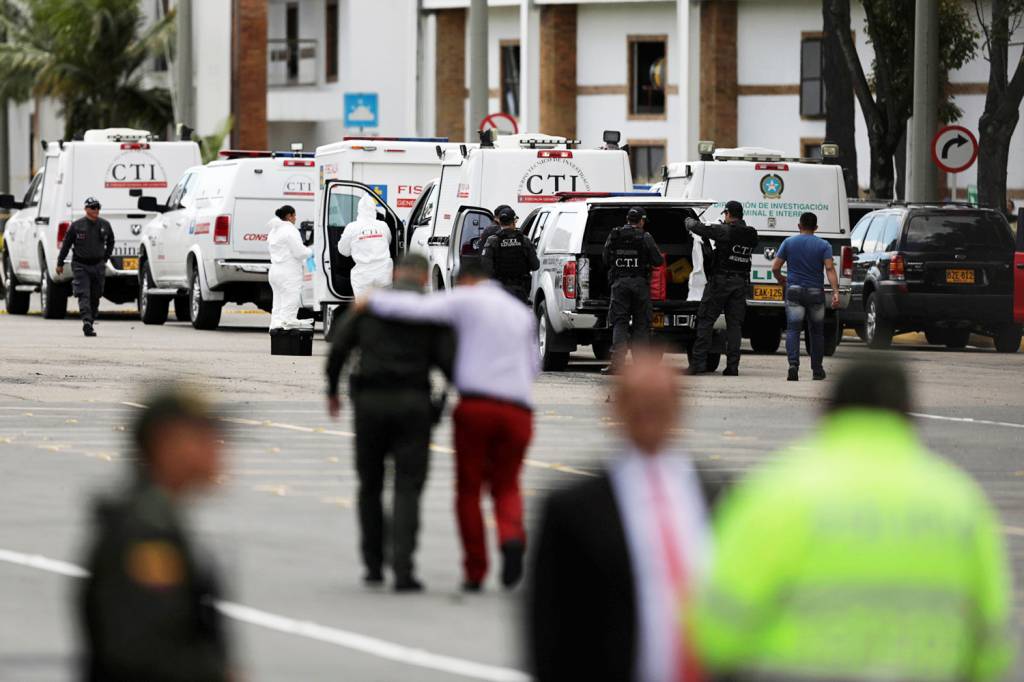 Sobe para 21 o número de mortos em explosão de carro-bomba na Colômbia