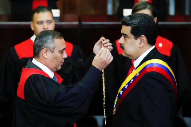 Nicolás Maduro é empossado pelo presidente da Suprema Corte da Venezuela, Maikel Moreno, durante a cerimônia de posse para seu segundo mandato presidencial, na Suprema Corte de Caracas, Venezuela - 10/01/2019 Nicolás Maduro é empossado pelo presidente da Suprema Corte da Venezuela, Maikel Moreno, durante a cerimônia de posse para seu segundo mandato presidencial, na Suprema Corte de Caracas, Venezuela - 10/01/2019