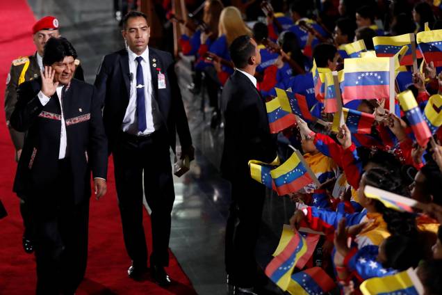 Presidente da Bolívia, Evo Morales, acena para pessoas presentes na cerimônia de posse de Nicolás Maduro para seu segundo mandato presidencial, na Suprema Corte de Caracas, Venezuela - 10/01/2019 Presidente da Bolívia, Evo Morales, acena para pessoas presentes na cerimônia de posse de Nicolás Maduro para seu segundo mandato presidencial, na Suprema Corte de Caracas, Venezuela - 10/01/2019