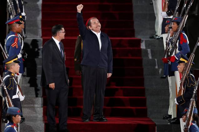 Presidente da Nicarágua, Daniel Ortega, faz gesto ao chegar na cerimônia de posse de Nicolás Maduro para seu segundo mandato presidencial, na Suprema Corte de Caracas, Venezuela - 10/01/2019 Presidente da Nicarágua, Daniel Ortega, faz gesto ao chegar na cerimônia de posse de Nicolás Maduro para seu segundo mandato presidencial, na Suprema Corte de Caracas, Venezuela - 10/01/2019