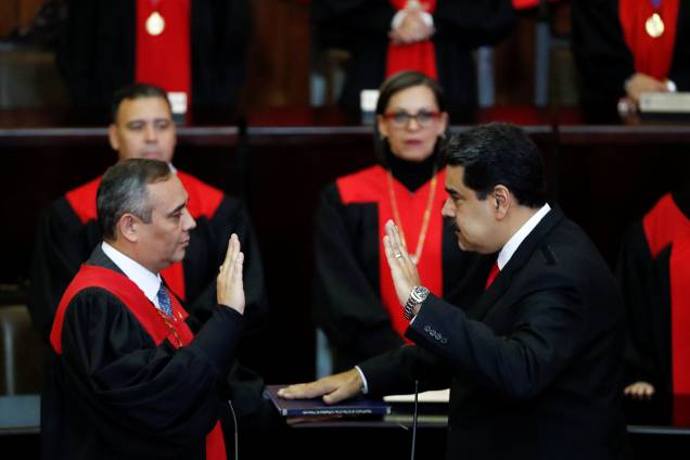 Nicolás Maduro faz juramento durante a cerimônia de posse para seu segundo mandato presidencial, na Suprema Corte de Caracas, Venezuela - 10/01/2019 Nicolás Maduro faz juramento durante a cerimônia de posse para seu segundo mandato presidencial, na Suprema Corte de Caracas, Venezuela - 10/01/2019