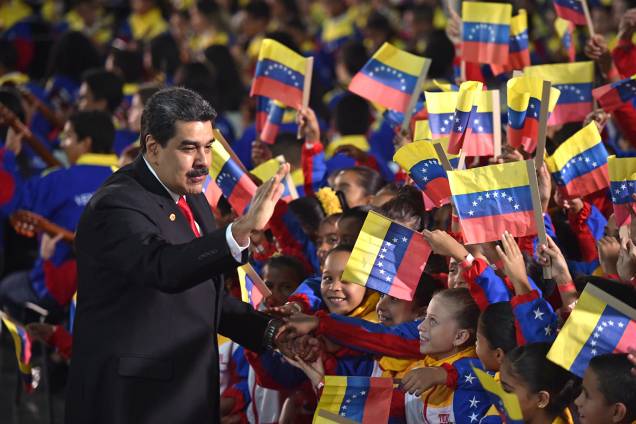 Nicolás Maduro acena para as crianças presentes em sua cerimônia de posse para seu segundo mandato presidencial, na Suprema Corte de Caracas, Venezuela - 10/01/2019 Nicolás Maduro acena para as crianças presentes em sua cerimônia de posse para seu segundo mandato presidencial, na Suprema Corte de Caracas, Venezuela - 10/01/2019