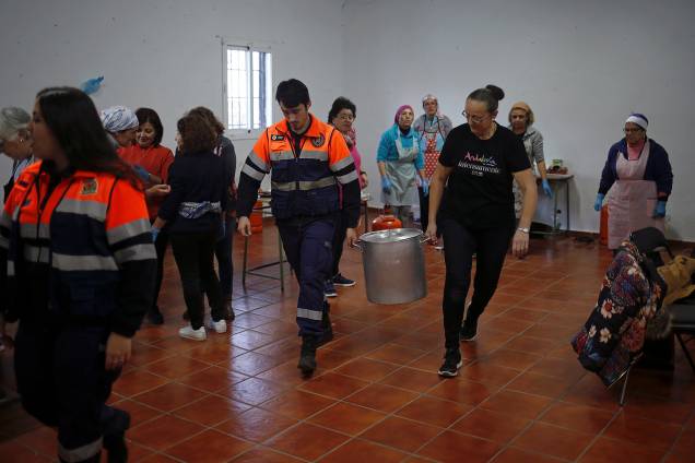 Membro da Proteção Civil e voluntário carregam comida para a equipe de resgate em Totalan, Espanha - 21/01/2019 Membro da Proteção Civil e voluntário carregam comida para a equipe de resgate em Totalan, Espanha - 21/01/2019