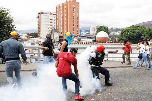 Manifestantes entram em confronto com a polícia durante marcha contra o presidente venezuelano Nicolás Maduro, em Caracas - 23/01/2019 Manifestantes entram em confronto com a polícia durante marcha contra o presidente venezuelano Nicolás Maduro, em Caracas - 23/01/2019