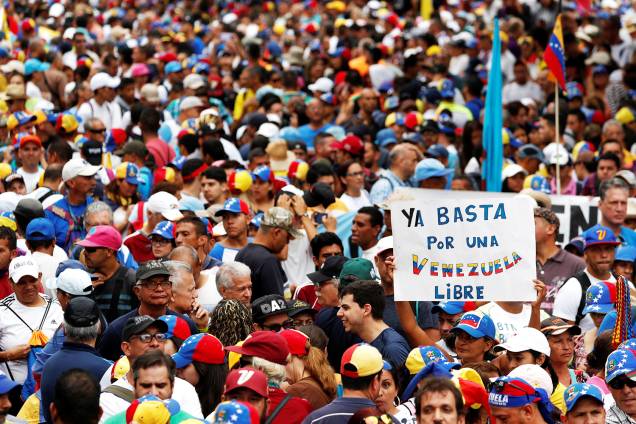 Manifestantes fazem marcha contra o presidente venezuelano Nicolás Maduro, em Caracas - 23/01/2019 Manifestantes fazem marcha contra o presidente venezuelano Nicolás Maduro, em Caracas - 23/01/2019