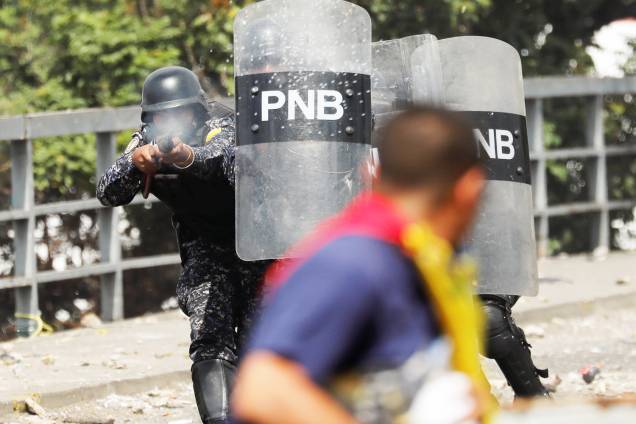 Policial atira contra manifestante durante marcha contra o governo do presidente venezuelano Nicolás Maduro, em Caracas - 23/01/2019 Policial atira contra manifestante durante marcha contra o governo do presidente venezuelano Nicolás Maduro, em Caracas - 23/01/2019