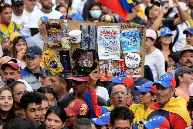 Manifestante carrega cartaz durante marcha contra o presidente Nicolás Maduro em Caracas, Venezuela - 23/01/2019 Manifestante carrega cartaz durante marcha contra o presidente Nicolás Maduro em Caracas, Venezuela - 23/01/2019
