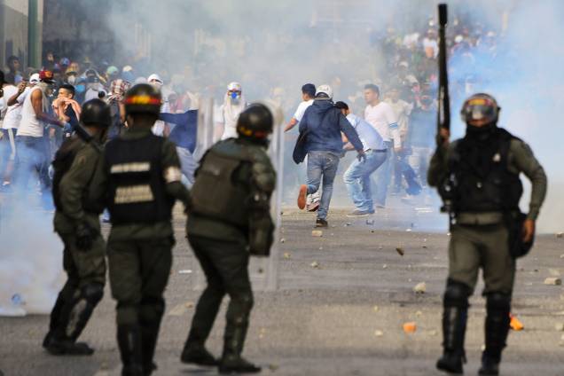 Manifestantes entram em confronto com a polícia durante marcha contra o presidente venezuelano Nicolás Maduro, em Caracas - 23/01/2019 Manifestantes entram em confronto com a polícia durante marcha contra o presidente venezuelano Nicolás Maduro, em Caracas - 23/01/2019