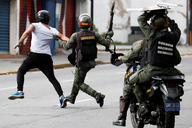 Policiais entram em confronto com manifestantes durante marcha contra o presidente Nicolás Maduro, em Caracas - 23/01/2019 Policiais entram em confronto com manifestantes durante marcha contra o presidente Nicolás Maduro, em Caracas - 23/01/2019