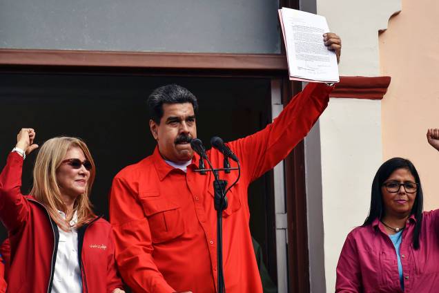 O presidente venezuelano Nicolás Maduro, discursa para seus apoiadores em Caracas, após Juan Guaidó fazer juramento solene e se declarar presidente interino do país - 23/01/2019 O presidente venezuelano Nicolás Maduro, discursa para seus apoiadores em Caracas, após Juan Guaidó fazer juramento solene e se declarar presidente interino do país - 23/01/2019