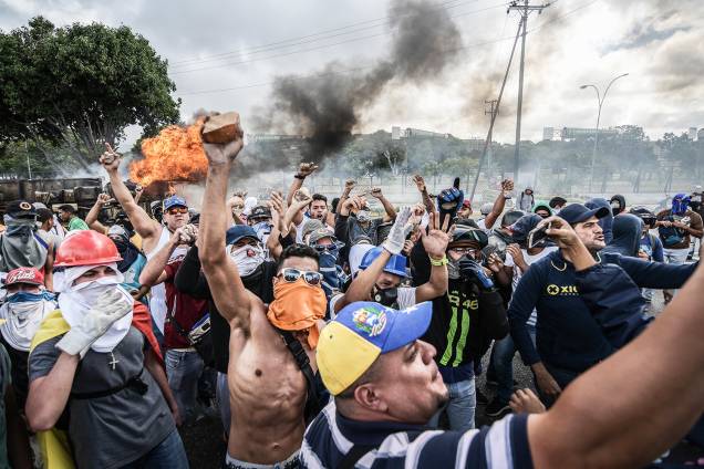 Manifestantes fazem barricadas durante protesto contra o governo do presidente venezuelano Nicolás Maduro, em Caracas - 23/01/2019 Manifestantes fazem barricadas durante protesto contra o governo do presidente venezuelano Nicolás Maduro, em Caracas - 23/01/2019