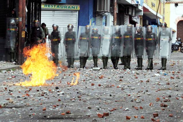 Forças de segurança entram em confronto com manifestantes, durante marcha realizada contra o governo do presidente venezuelano Nicolás Maduro, em Caracas - 23/01/2019 Forças de segurança entram em confronto com manifestantes, durante marcha realizada contra o governo do presidente venezuelano Nicolás Maduro, em Caracas - 23/01/2019