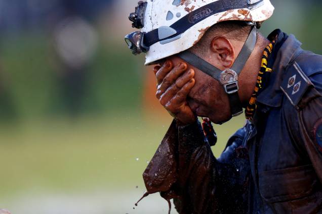 Membro da equipe de resgate se emociona após a missão de salvamento devido ao rompimento da barragem da Vale em Brumadinho, Minas Gerais - 28/01/2019 Membro da equipe de resgate se emociona após a missão de salvamento devido ao rompimento da barragem da Vale em Brumadinho, Minas Gerais - 28/01/2019