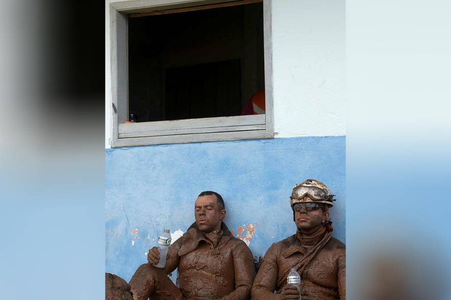 Bombeiros descansam durante operação de resgate após rompimento de barragem em Brumadinho (MG) - 28/01/2019