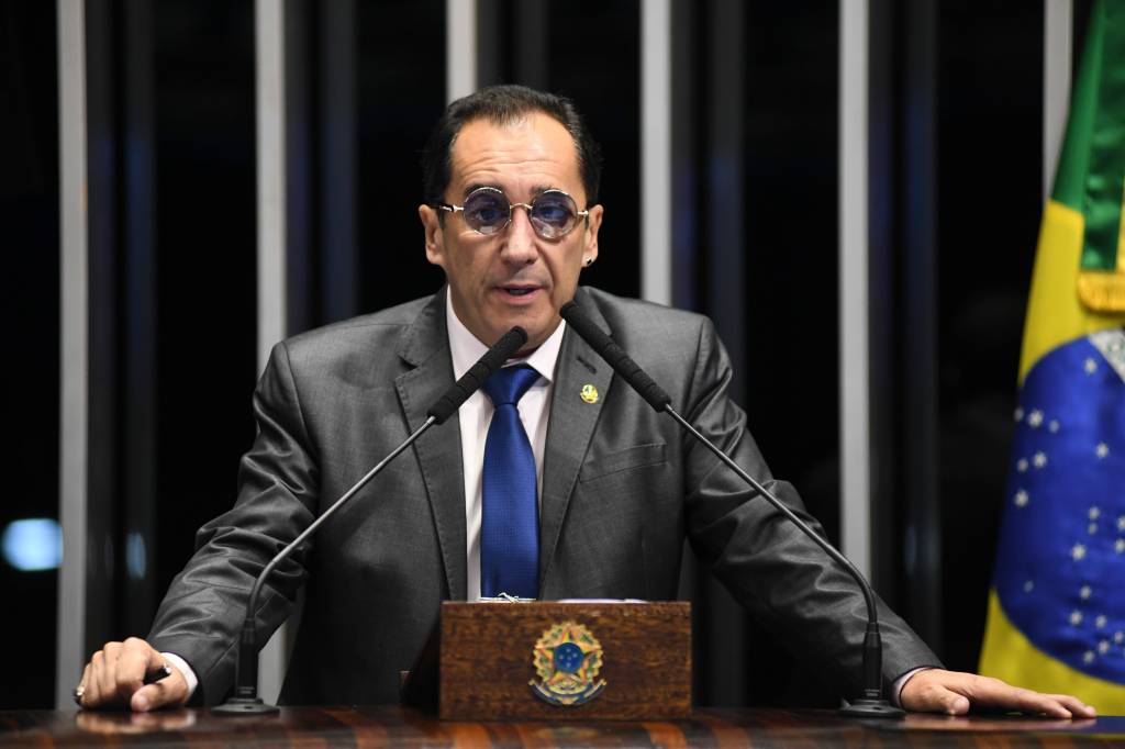 Kajuru chega cedo ao Senado e segurança brinca: ‘Liga pra Papuda’