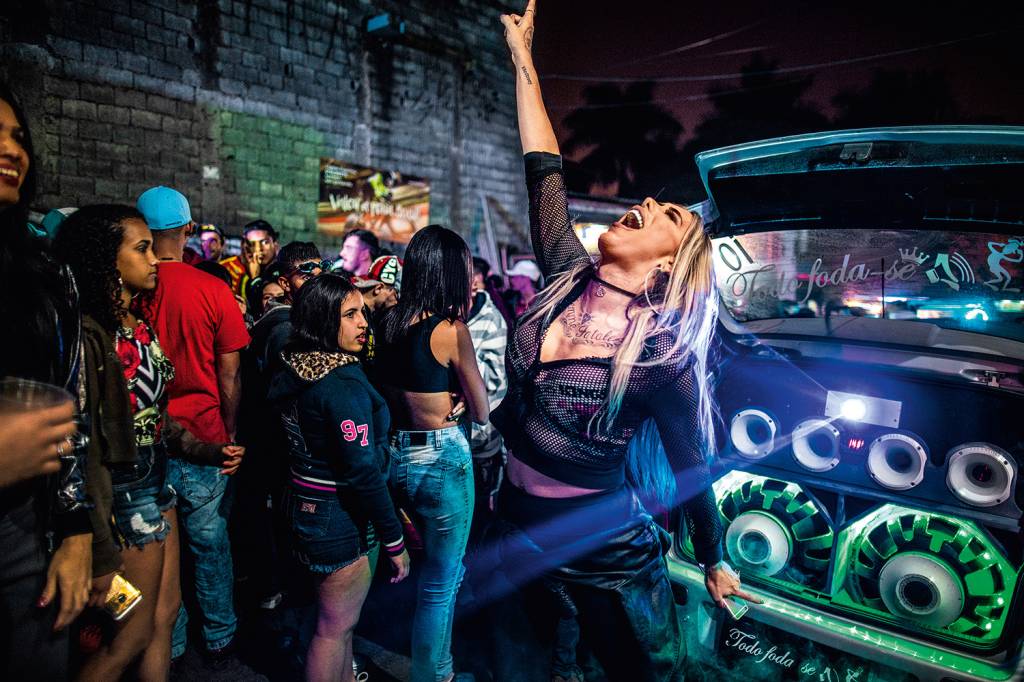 BAILE-FUNK-LGBT3 TOLERÂNCIA - Vitória Monforte, no Baile da DZ7, em Paraisópolis: “Ninguém me olha torto por eu ser transexual”