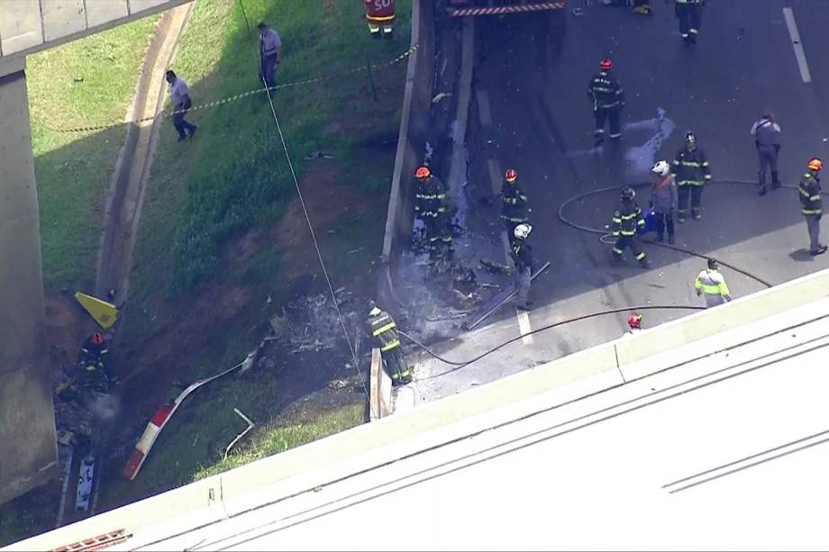 Helicoptero cai sobre um caminhão na Rodovia Anhanguera, zona oeste de São Paulo, e mata duas pessoas - 11/02/2019