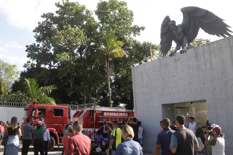 Caminhão do Corpo de Bombeiros do Rio de Janeiro é visto do lado de fora do CT Ninho do Urubu, do Flamengo, após um incêndio nesta madrugada - 08/02/2019