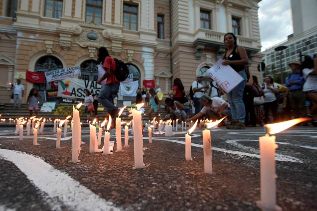 Pessoas acendem velas durante protesto em Belo Horizonte contra a empresa responsável por barragem que rompeu na cidade de Brumadinho em Minas Gerais - 29/01/2019 Pessoas acendem velas durante protesto em Belo Horizonte contra a empresa responsável por barragem que rompeu na cidade de Brumadinho em Minas Gerais - 29/01/2019