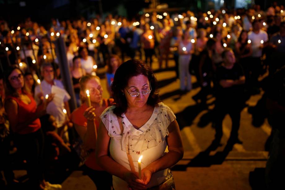 Pessoas prestam homenagens para para vítimas e desaparecidos após rompimento de barragem na cidade de Brumadinho em Minas Gerais - 29/01/2019