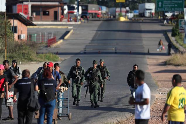 Soldados venezuelanos afastam pessoas que queriam atravessar a fronteira de Brasil e Venezuela no município de Pacaraima, em Roraima - 22/02/2019 Soldados venezuelanos afastam pessoas que queriam atravessar a fronteira de Brasil e Venezuela no município de Pacaraima, em Roraima - 22/02/2019