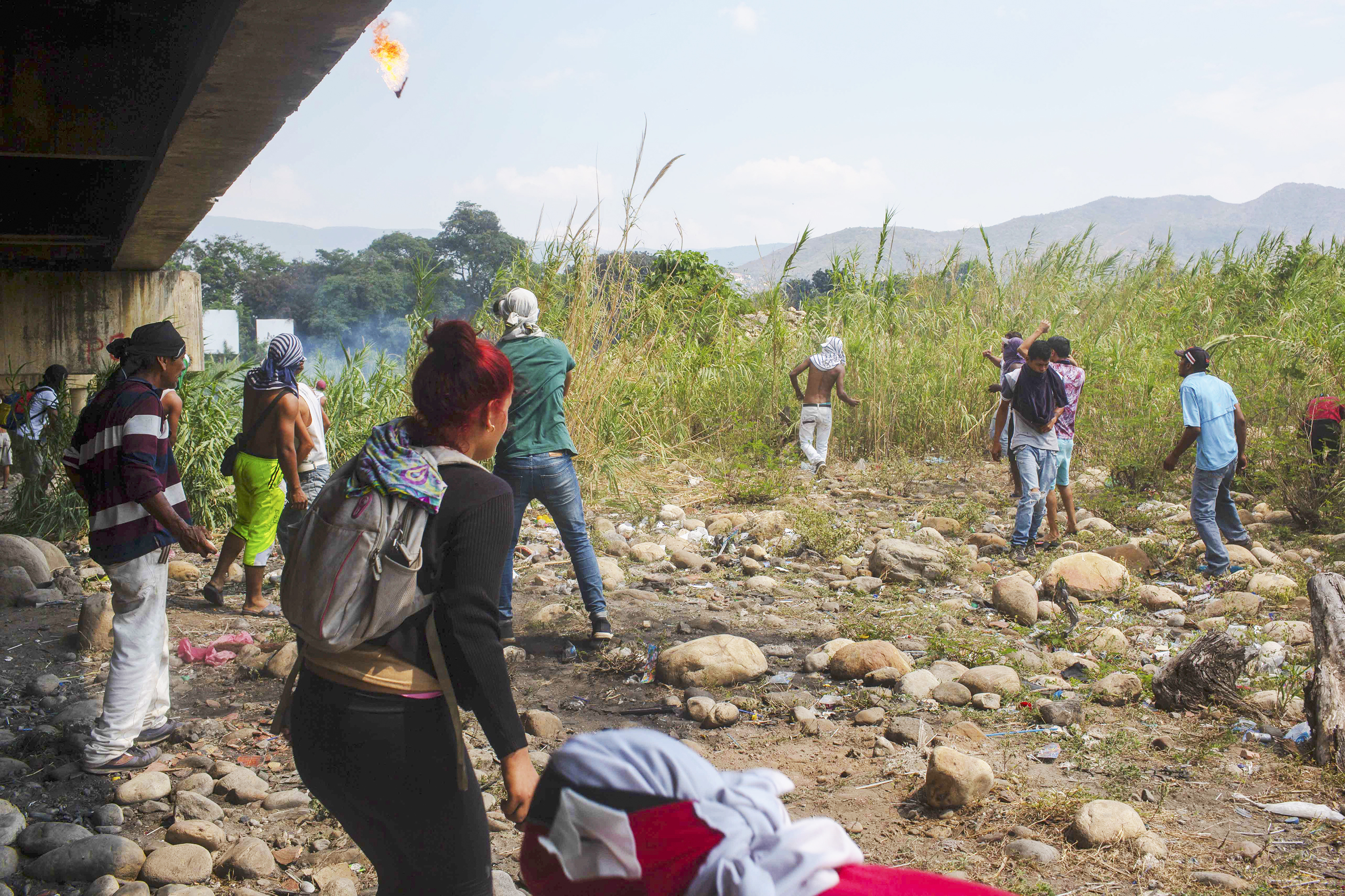 Manifestantes em Cúcuta, na Colômbia Integrantes da resistência venezuelana atacam soldados leais a Maduro com coquetéis molotov e pedras na fronteira com a Colômbia