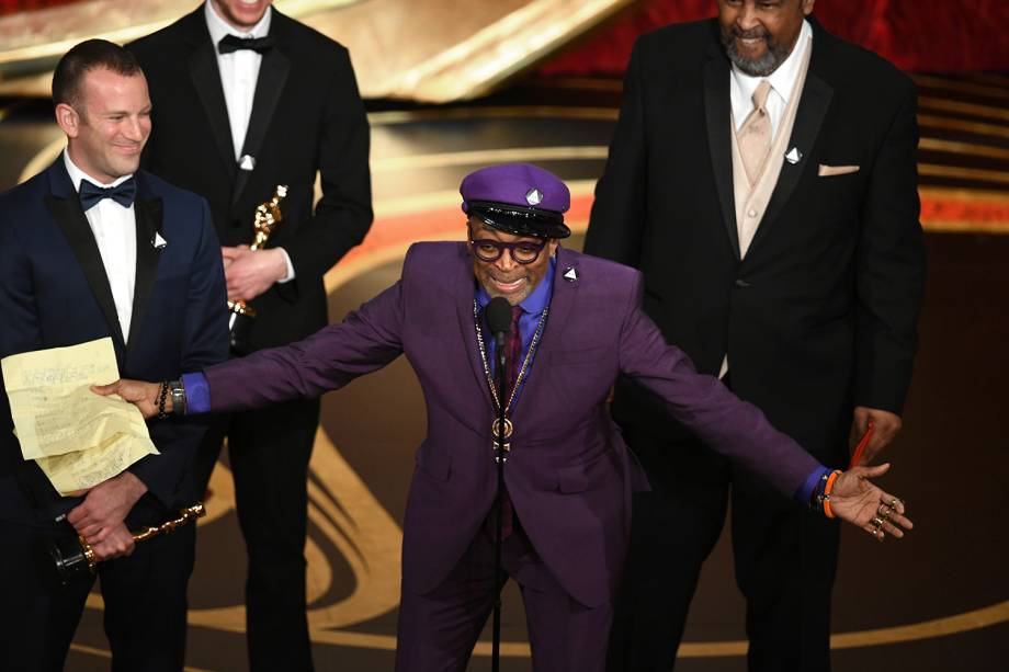 Spike Lee recebe o Oscar de melhor roteiro adaptado por 'BlacKkKlansman', durante cerimônia de premiação realizada em Los Angeles - 24/02/2019