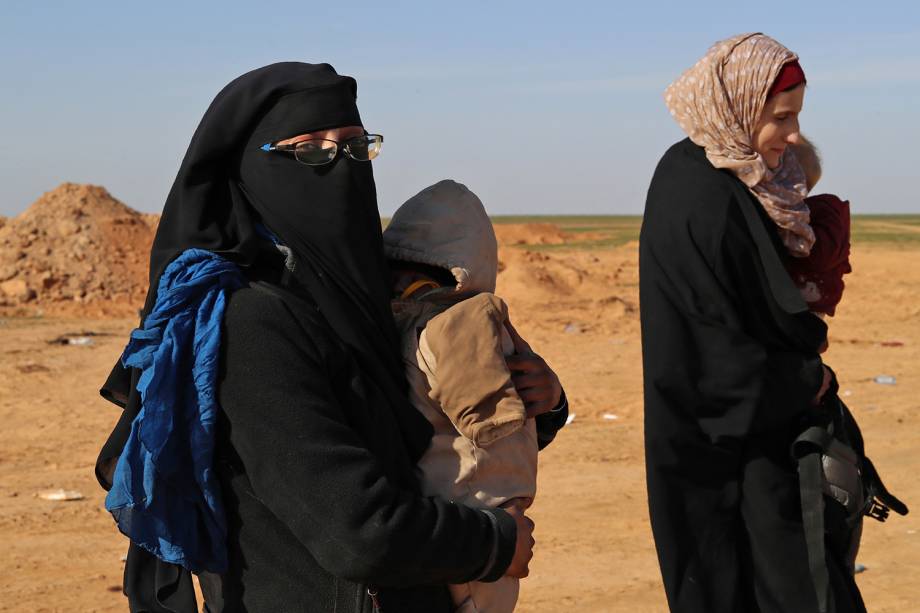 As alemãs Sabina e Leonora deixam os confrontos entre as Forças Democráticas Sírias e os jihadistas do Estado Islâmico e aguardam para serem examinados e registrados pela SDF em Deir Ezzor, Síria - 31/01/2019