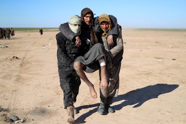 Civis que fugiram dos confrontos entre as Forças Democráticas Sírias e os jihadistas do Estado Islâmico aguardam para serem examinados e registrados pela SDF em Deir Ezzor, Síria - 03/02/2019 Civis que fugiram dos confrontos entre as Forças Democráticas Sírias e os jihadistas do Estado Islâmico aguardam para serem examinados e registrados pela SDF em Deir Ezzor, Síria - 03/02/2019
