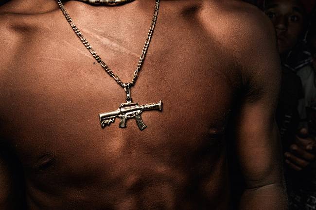 Funk_Body ATREVIMENTO - Bandido em baile carioca: cada facção faz sua lei