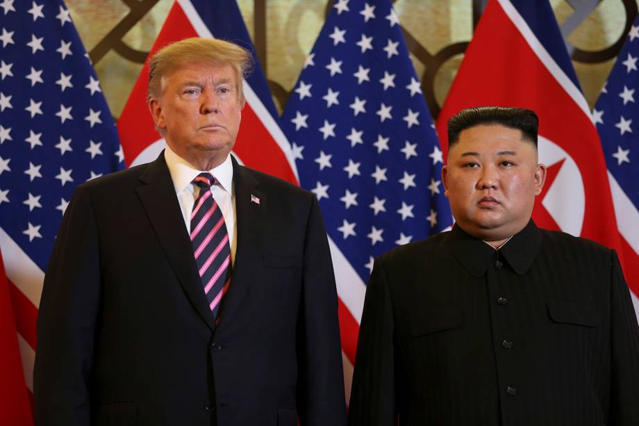 O presidente dos EUA, Donald Trump, e o líder norte-coreano, Kim Jong-un, posam antes da reunião durante a segunda cúpula dos EUA e da Coréia do Norte no Hotel Metropole, em Hanói, no Vietnã - 27/02/2019