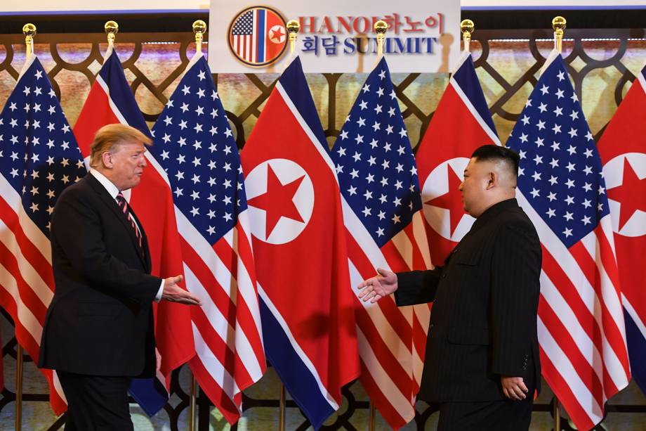 Donald Trump e Kim Jong-un se encontram durante a segunda cúpula dos EUA e da Coréia do Norte no Hotel Metropole, em Hanói, no Vietnã - 27/02/2019