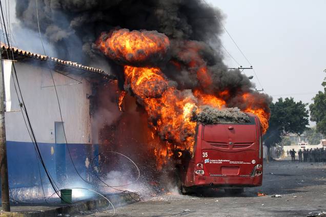 Manifestantes incendeiam ônibus durante confronto com as forças de segurança em Ureña, Venezuela - 23/02/2019 Manifestantes incendeiam ônibus durante confronto com as forças de segurança em Ureña, Venezuela - 23/02/2019