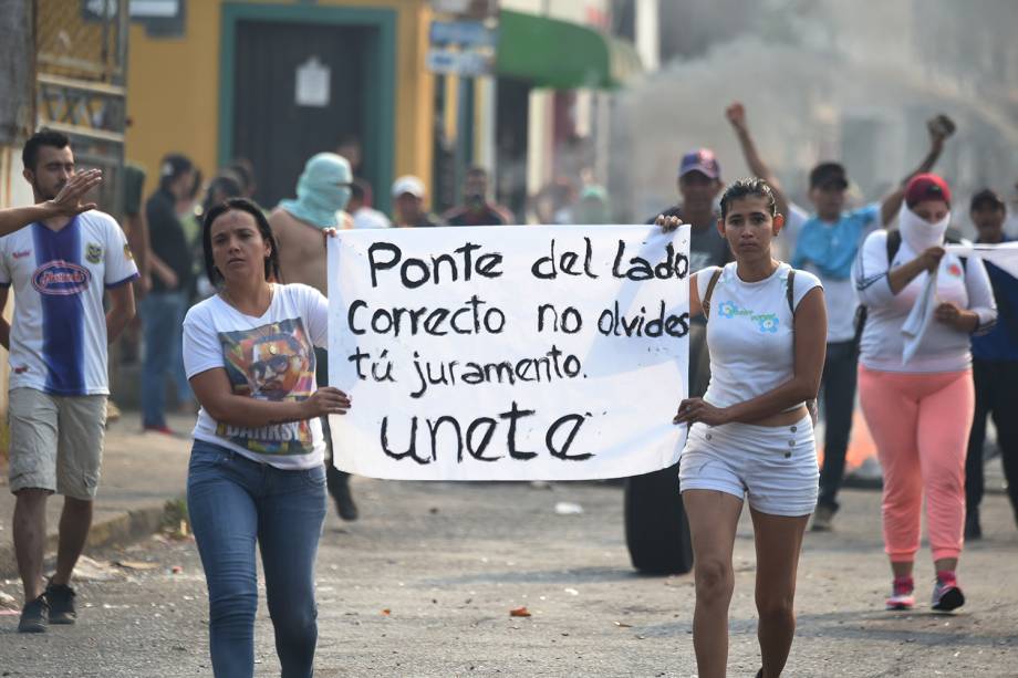Venezuelanas exibem faixa durante protesto em Ureña, Venezuela - 23/02/2019 Venezuelanas exibem faixa durante protesto em Ureña, Venezuela - 23/02/2019