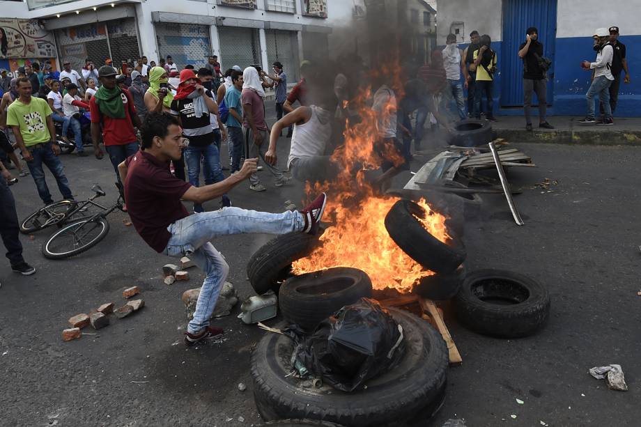 Venezuelanos entram em confronto com a guarda nacional durante protesto em Ureña, Venezuela - 23/02/2019 Venezuelanos entram em confronto com a guarda nacional durante protesto em Ureña, Venezuela - 23/02/2019