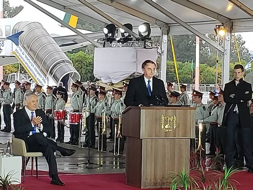 Jair Bolsonaro e Benjamin Netanyahu em cerimônia oficial de chegada no aeroporto Ben Gurion em Tel Aviv