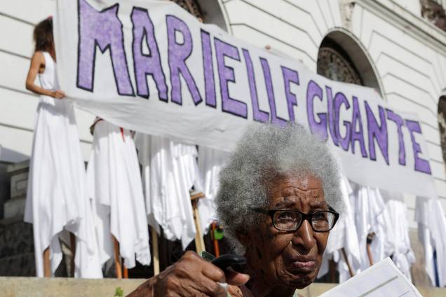 Manifestantes exibem uma faixa com a frase 'Marielle Gigante' durante ato que marca o primeiro aniversário do assassinato da vereadora e seu motorista no centro do Rio de Janeiro - 14/03/2019 Manifestantes exibem uma faixa com a frase 'Marielle Gigante' durante ato que marca o primeiro aniversário do assassinato da vereadora e seu motorista no centro do Rio de Janeiro - 14/03/2019