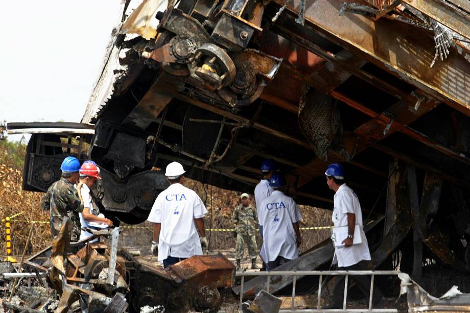 Explosão do VLS-1 (veículo lançador de satélites) matou 21 pessoas, entre técnicos, engenheiros e cientistas, no Centro de Lançamento de Alcântara (MA) - 25/08/2003