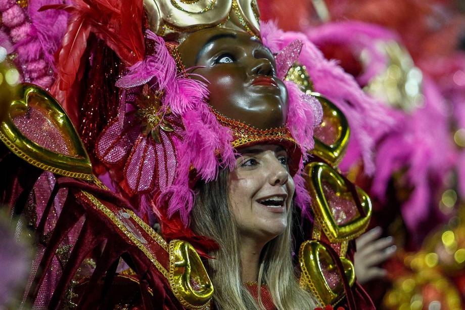 Dançarina da Unidos de Vila Maria desfila no sambódromo do Anhembi, em São Paulo - 03/03/2019