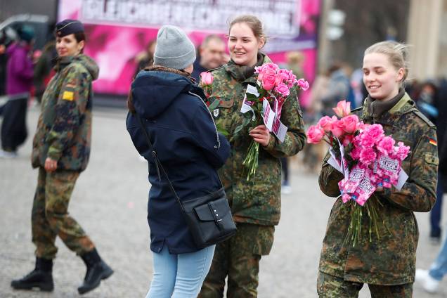 Mulheres das Forças Armadas Alemãs (Bundeswehr) distribuem flores durante o Dia Internacional da Mulher, perto do Portão de Brandemburgo, em Berlim - 08/03/2019 Mulheres das Forças Armadas Alemãs (Bundeswehr) distribuem flores durante o Dia Internacional da Mulher, perto do Portão de Brandemburgo, em Berlim - 08/03/2019