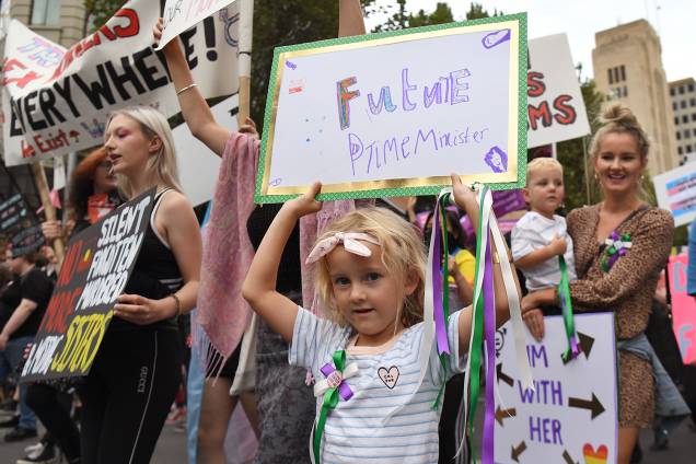 Menina segura um cartaz durante uma manifestação do Dia Internacional das Mulheres em Melbourne, na Austrália - 08/03/2019 Menina segura um cartaz durante uma manifestação do Dia Internacional das Mulheres em Melbourne, na Austrália - 08/03/2019