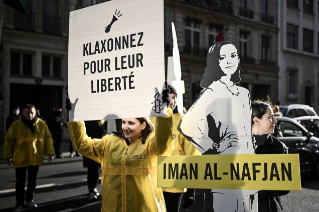 Mulheres participam de uma manifestação organizada pela 'Anistia Internacional' segurando cartazes e figuras femininas em frente à embaixada da Arábia Saudita em Paris, na França - 08/03/2019 Mulheres participam de uma manifestação organizada pela 'Anistia Internacional' segurando cartazes e figuras femininas em frente à embaixada da Arábia Saudita em Paris, na França - 08/03/2019