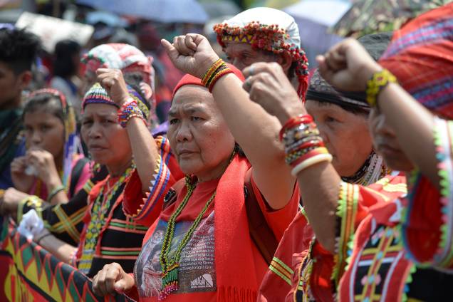 Ativistas de um grupo indígena levantam os punhos durante um protesto perto do Palácio Malacanang para comemorar o Dia Internacional da Mulher em Manila, capital das Filipinas - 08/03/2019 Ativistas de um grupo indígena levantam os punhos durante um protesto perto do Palácio Malacanang para comemorar o Dia Internacional da Mulher em Manila, capital das Filipinas - 08/03/2019