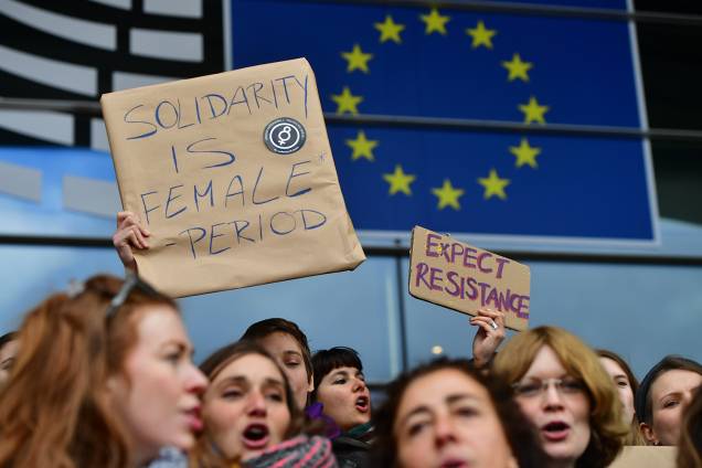 Mulheres do Parlamento Europeu e seus funcionários protestam na entrada principal do Parlamento Europeu para marcar o Dia Internacional da Mulher em Bruxelas, na Bélgica - 08/03/2019 Mulheres do Parlamento Europeu e seus funcionários protestam na entrada principal do Parlamento Europeu para marcar o Dia Internacional da Mulher em Bruxelas, na Bélgica - 08/03/2019