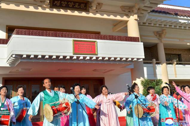 As pessoas celebram o Dia Internacional da Mulher em uma casa de repouso em Pyongyang, na Coreia do Norte - 08/03/2019 As pessoas celebram o Dia Internacional da Mulher em uma casa de repouso em Pyongyang, na Coreia do Norte - 08/03/2019