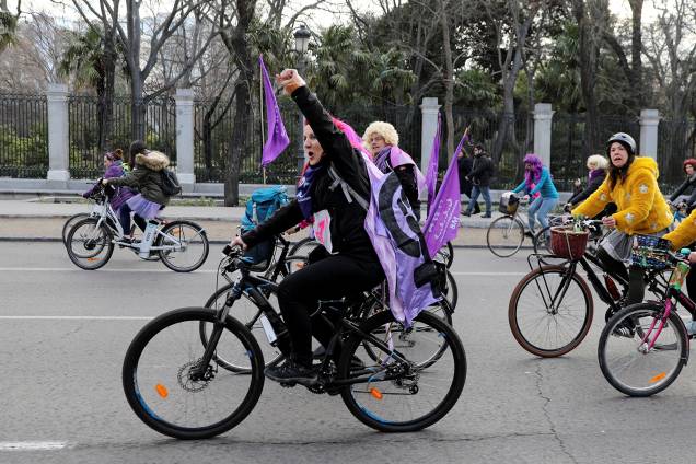 Mulheres participam de um protesto de bicicleta durante uma greve feminista em todo o país no Dia Internacional da Mulher em Madri, Espanha - 08/03/2019 Mulheres participam de um protesto de bicicleta durante uma greve feminista em todo o país no Dia Internacional da Mulher em Madri, Espanha - 08/03/2019