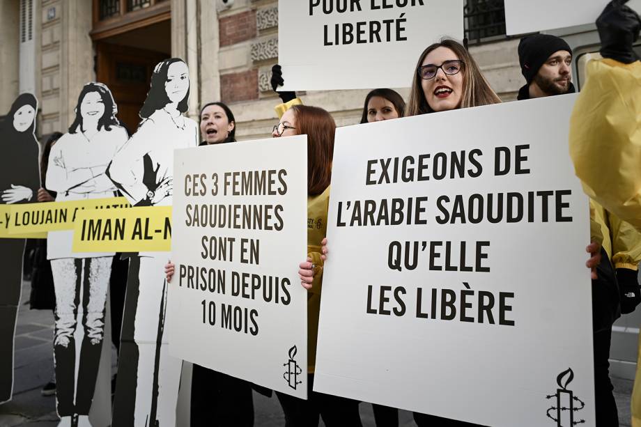 Mulheres participam de uma manifestação organizada pela 'Anistia Internacional' segurando cartazes e figuras femininas em frente à embaixada da Arábia Saudita em Paris, na França - 08/03/2019