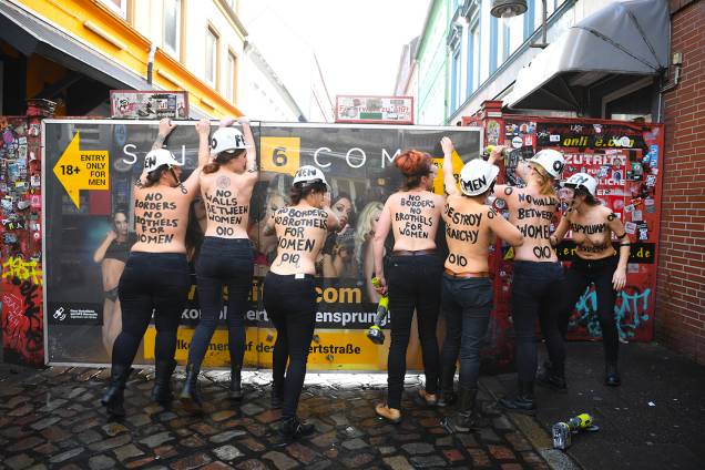Membros do movimento feminista Femen derrubam o portão de acesso à Herbertstrasse, uma rua no distrito da luz vermelha pavimentada com bordéis e reservada apenas a homens, durante o Dia da Internacional Mulher, em Hamburgo, norte da Alemanha - 08/03/2019 Membros do movimento feminista Femen derrubam o portão de acesso à Herbertstrasse, uma rua no distrito da luz vermelha pavimentada com bordéis e reservada apenas a homens, durante o Dia da Internacional Mulher, em Hamburgo, norte da Alemanha - 08/03/2019