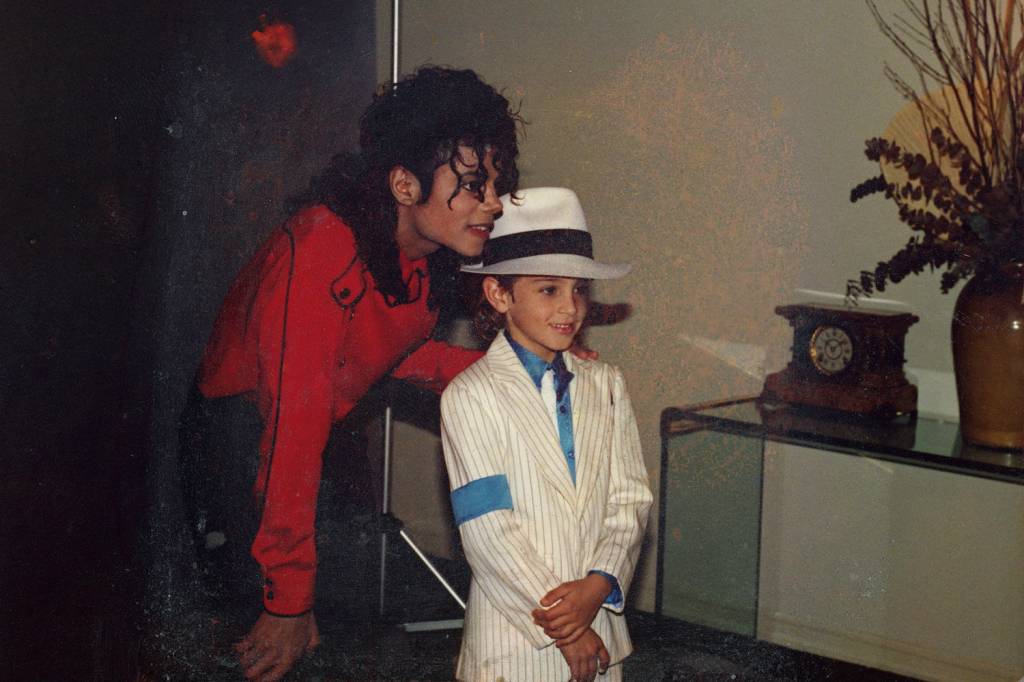 DOCUMENTARIO-LEAVING-NEVERLAND-02.jpg DOCUMENTARIO-LEAVING-NEVERLAND-02.jpg