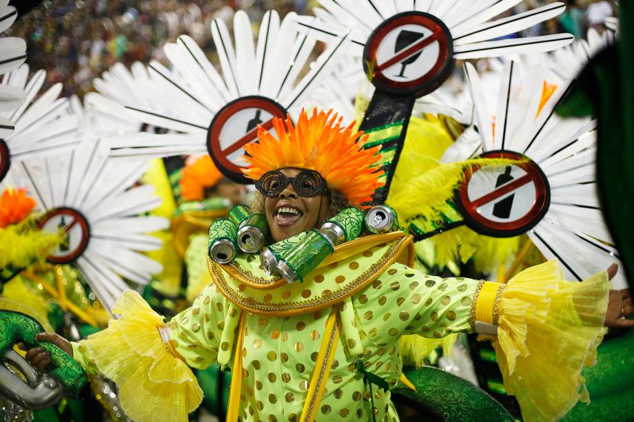 Componente da Acadêmicos do Grande Rio, durante desfile no Sambódromo da Marquês de Sapucaí - 04/03/2019